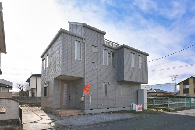 【外観】 | 大泉町吉田　中古住宅 | 高い耐震性と耐久性で定評のあるヘーベルハウス施工の軽量鉄骨住宅です。安心して住み続けられる住まい。