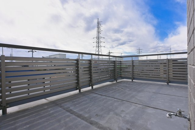 【バルコニー】 | 大泉町吉田　中古住宅 | 陸屋根構造を活かした広々とした屋上スペースが魅力。BBQや天体観測、プール遊びができます♪