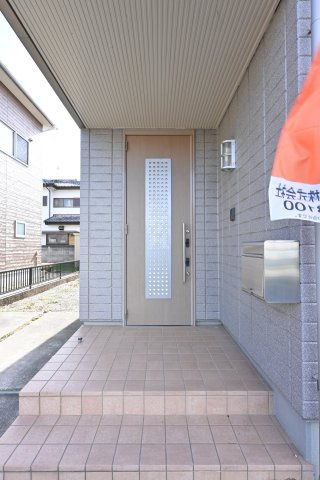 【玄関】 | 大泉町吉田　中古住宅 | 屋根付きの玄関は雨の日のぬれずに出入りすることができます！
ダブルロックドアで防犯性も◎