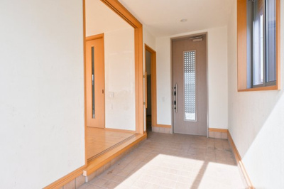 【玄関】 | 大泉町吉田　中古住宅 | 段差が少なくリビングから直接出入りができる玄関