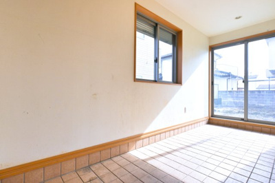 【玄関】 | 大泉町吉田　中古住宅 | バリアフリー対応の玄関は明るくひろびろとしています