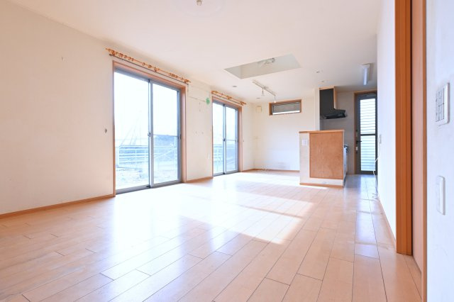 【居間・リビング】 | 大泉町吉田　中古住宅 | 広々としていて明るい日差しもたくさん入ってきます。家具を置いてもゆとりある空間となっております♪