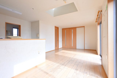 【居間・リビング】 | 大泉町吉田　中古住宅 | お友達を呼んでホームパーティーもできる広々ダイニングです♪