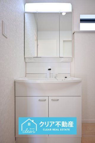 【独立洗面台】 | 桐生市相生町第17　クレイドルガーデン　1号棟 | 3面ミラーの後ろは収納スペースを完備。生活感のあるものは隠して、スッキリシンプルな洗面台に！