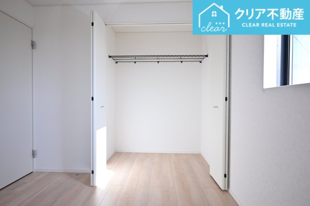 【収納】 | 桐生市相生町第17　クレイドルガーデン　1号棟 | 日当たりのよい寝室は大容量のウォークインクローゼット付き！