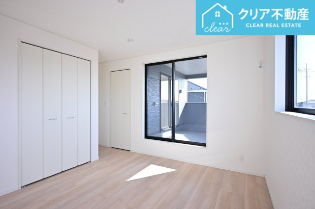 【寝室】 | 桐生市相生町第17　クレイドルガーデン　1号棟 | 寛ぎの時間を紡ぎだす主寝室。大型ベッドを置いても余裕です。