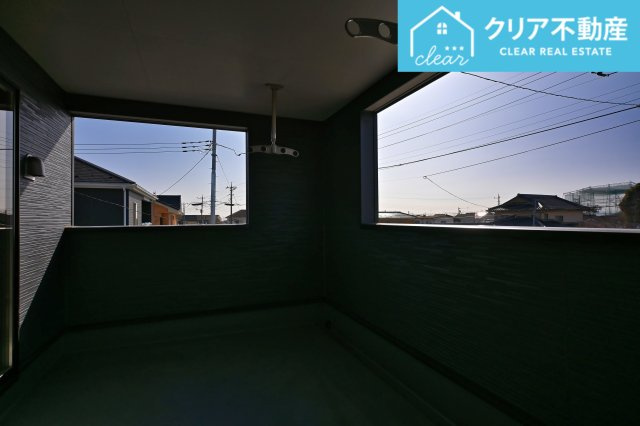 【バルコニー】 | 桐生市相生町第17　クレイドルガーデン　1号棟 | 屋根付きワイドバルコニーなので、急な雨の時も安心♪竿受けも設置済み！