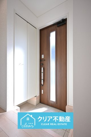 【玄関】 | 桐生市相生町第17　クレイドルガーデン　1号棟 | 陽の光がしっかり入る明るい玄関です！