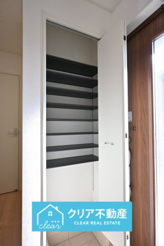 【玄関】 | 桐生市相生町第17　クレイドルガーデン　1号棟 | 大型のシューズボックスがあるので、家族全員の靴をしっかり収納！