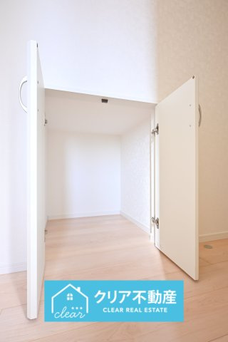 【収納】 | 桐生市相生町第17　クレイドルガーデン　1号棟 | 玄関には階段下収納がありすっきりとした玄関に！