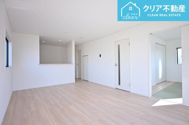 【居間・リビング】 | 桐生市相生町第17　クレイドルガーデン　1号棟 | 日当たりがよく広いリビングは家族が自然と集まる居心地の良い空間です♪