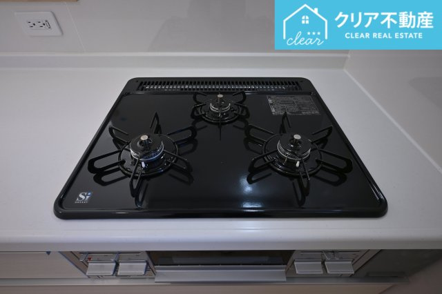 【キッチン】 | 桐生市相生町第17　クレイドルガーデン　1号棟 | ３口コンロで効率良くお料理できます♪
