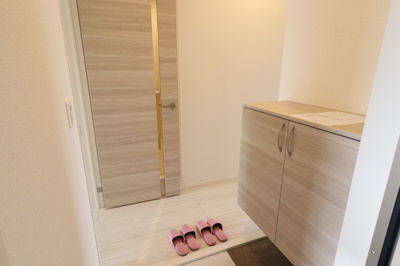 【玄関】 | PREMILIFE新川 | 303　玄関