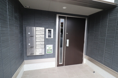 【エントランス】 | PREMILIFE新川 | 建物入口　オートロック・集合ポスト・宅配ボックス
