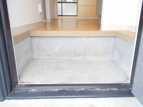 コロニーK Bの玄関