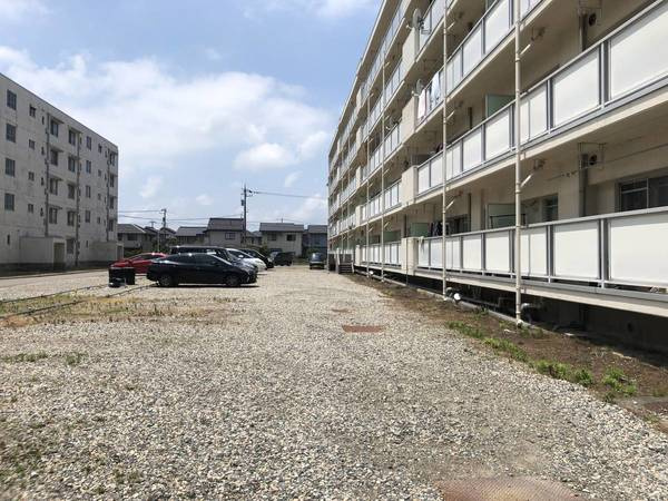 ビレッジハウス高岡2号棟の駐車場