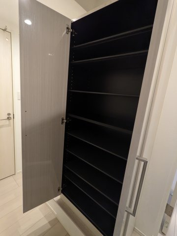 ケーアンドケーの玄関|102号室ｼｭｰｽﾞﾎﾞｯｸｽ