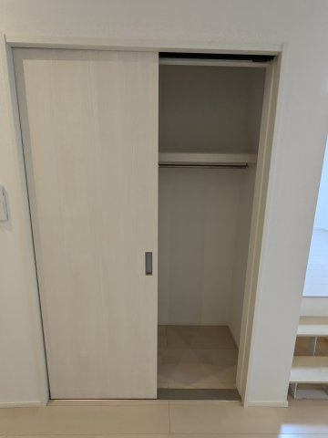 ケーアンドケーの収納|102号室クローゼット