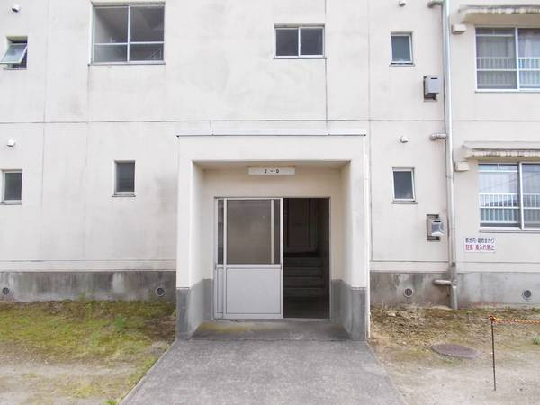 ビレッジハウス高岡2号棟のエントランス