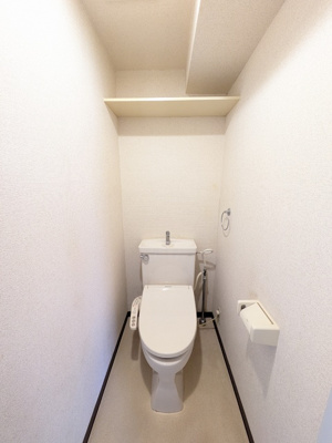 ☆便利な収納棚付きのトイレ☆