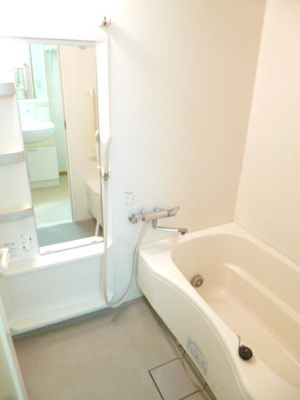 バスルームは追焚機能付きです