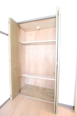 北東側の6.1帖の洋室のクローゼットです。