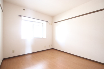 北東側6.1帖の洋室です。