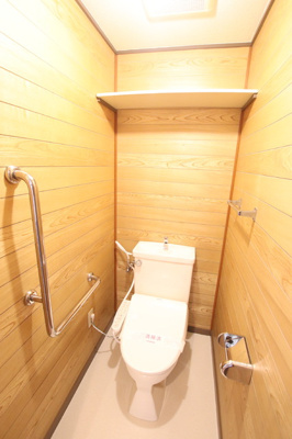 嬉しい洗浄暖房便座付きのトイレです。