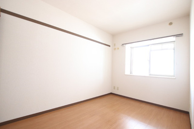 北西側6.1帖の洋室です。