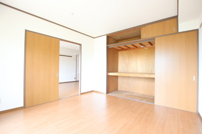 南側8帖の洋室です。