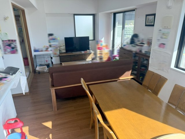 佐鳴台一丁目パークホームズの居間・リビング|リビングダイニング/3面採光の明るいリビングルーム