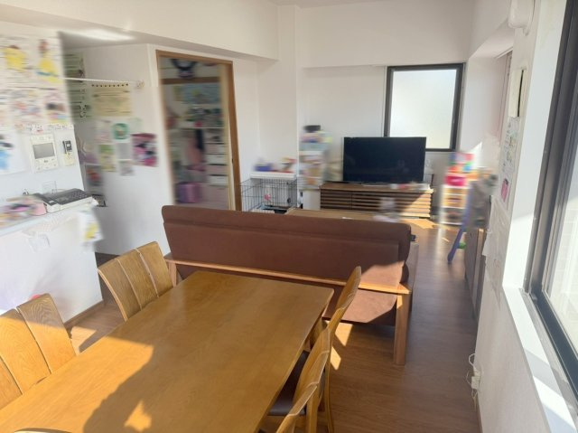 佐鳴台一丁目パークホームズの居間・リビング|リビングダイニング/3面採光の明るいリビングルーム