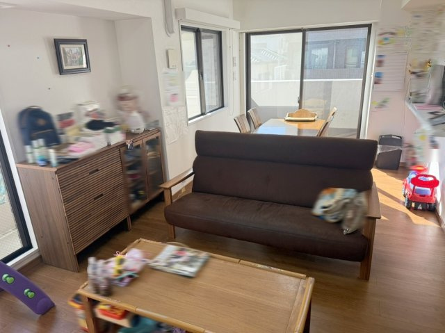 佐鳴台一丁目パークホームズの居間・リビング|リビングダイニング/3面採光の明るいリビングルーム