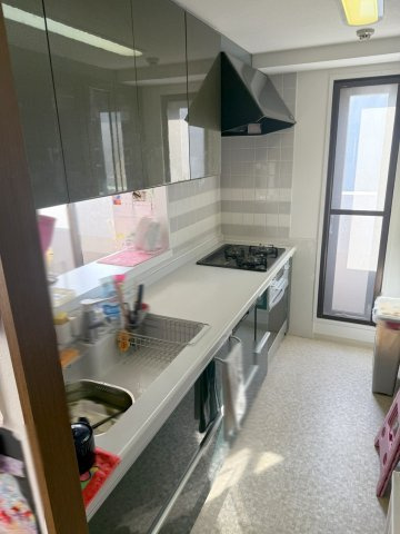 佐鳴台一丁目パークホームズのキッチン|キッチン/バルコニーへ出られる勝手口あり。リビングを見渡せる対面式キッチン。食洗器、オーブン付です