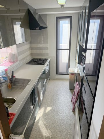 佐鳴台一丁目パークホームズのキッチン|キッチン/背面の収納スペースもしっかりあります