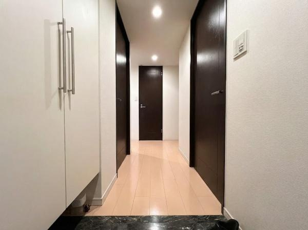 クレストフォルム日吉レインボーズヒルパークサイド棟の玄関|玄関回りも綺麗にまとまっています！
※AI加工による空室状態を再現したイメージ画像です。