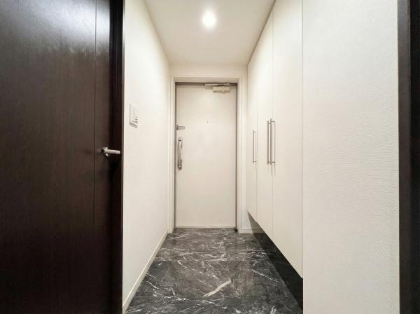 クレストフォルム日吉レインボーズヒルパークサイド棟の玄関|※AI加工による空室状態を再現したイメージ画像です。