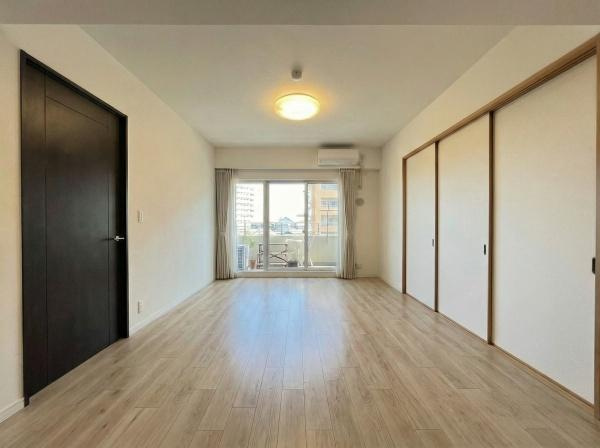 【居間・リビング】 | クレストフォルム日吉レインボーズヒルパークサイド棟 | みんなが集うLDKはあたたかい日差しが入り込み、自然と楽しい会話が弾む幸せな空間に♪
※AI加工による空室状態を再現したイメージ画像です。