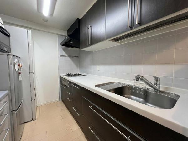 【キッチン】 | クレストフォルム日吉レインボーズヒルパークサイド棟 | キッチンスペースは広々しており、調理の効率が上がる３口コンロに、食洗器もついており、家事もはかどります♪
※AI加工による空室状態を再現したイメージ画像です。