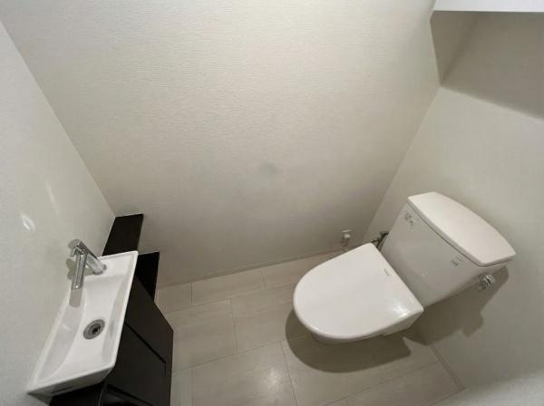 【トイレ】 | クレストフォルム日吉レインボーズヒルパークサイド棟 | 明るくて広い落ち着いた色合いのトイレです♪
※AI加工による空室状態を再現したイメージ画像です。