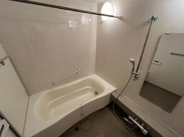 クレストフォルム日吉レインボーズヒルパークサイド棟の浴室|追い焚き機能など、機能が充実しています！
※AI加工による空室状態を再現したイメージ画像です。