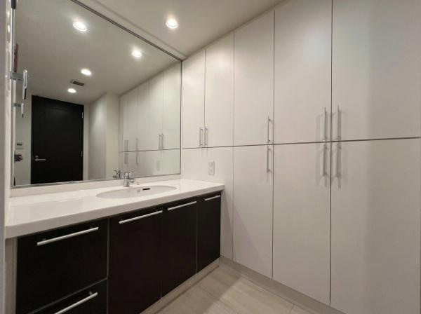 クレストフォルム日吉レインボーズヒルパークサイド棟の独立洗面台|十分な大きさの洗面台は収納力大。身だしなみチェックや歯磨きなど、朝の慌ただしい時間でも余裕とゆとりを感じられます♪
※AI加工による空室状態を再現したイメージ画像です。