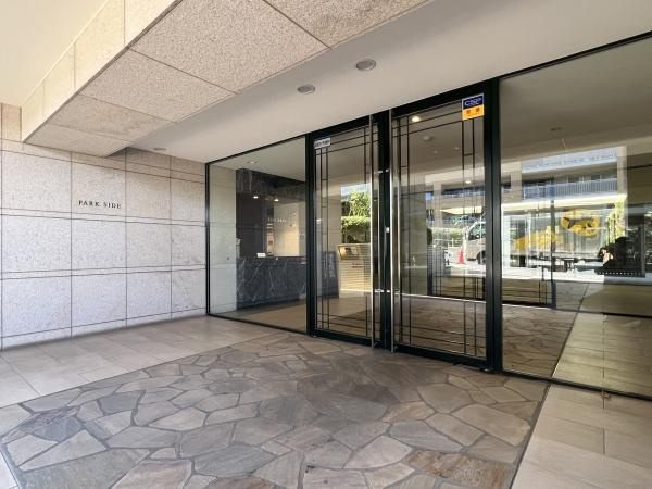 クレストフォルム日吉レインボーズヒルパークサイド棟のエントランス|オートロックでセキュリティ面も安心です。