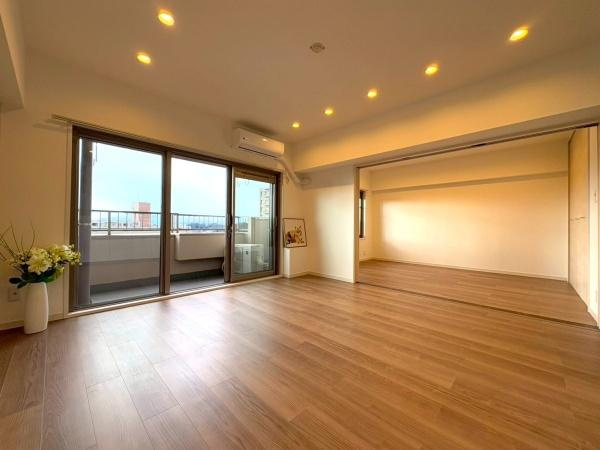 若葉台団地１・３号棟の居間・リビング|バルコニーに面しているリビングは10階につき眺望良好です！
