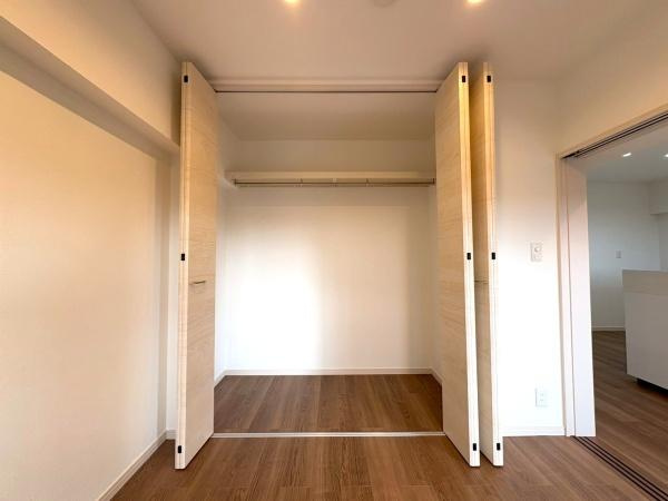 若葉台団地１・３号棟の収納|全部屋に収納があります。家族の思い出の品や沢山のお洋服も大切に保管することができます。