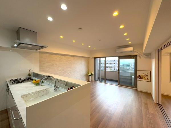 若葉台団地１・３号棟の居間・リビング|キッチン側から見たリビングです！ダウンライトがあり明るさと暖かみがあります。