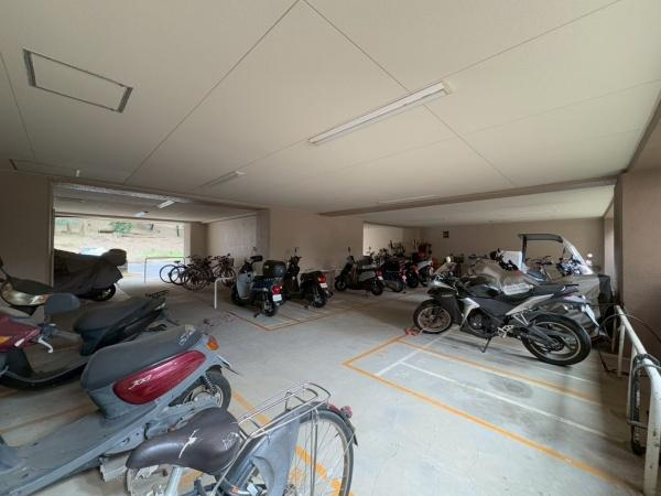 若葉台団地１・３号棟のその他共用部分|屋根付きのバイク・駐輪場置き場です。