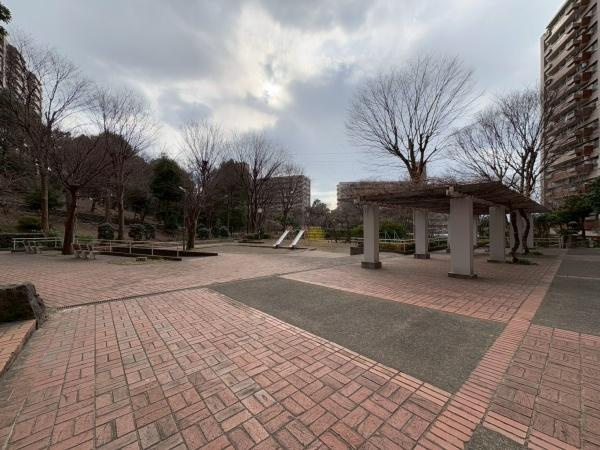 若葉台団地１・３号棟のその他|マンションに隣接する公園です。小さいお子様がいるご家庭では気軽に外遊びができて運動不足の解消にもなります！