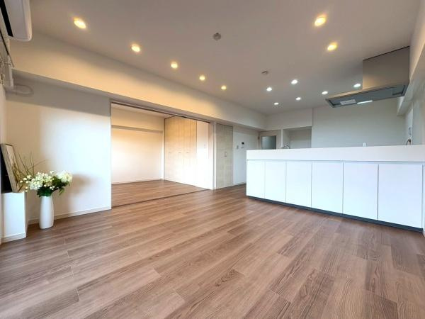 若葉台団地１・３号棟の居間・リビング|LDK13.5帖！ダウンライト