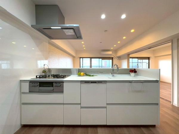 若葉台団地１・３号棟のキッチン|食洗器付きなので忙しい時にも便利ですね！対面式キッチンはリビングにいるご家族の様子を見ながらお料理することができます。